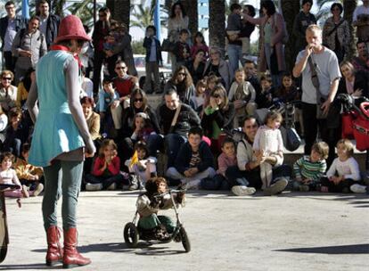 Uno de los monos de <i>Animatronics</i> dirigidos por control remoto, en el Festitíteres de Alicante.