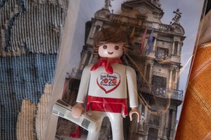 Un muñeco click de Playmobil, customizado como un corredor de los sanfermines y que porta en el pecho el año de la suspensión de las fiestas, donde los ceros simulan al virus de la covid-19.