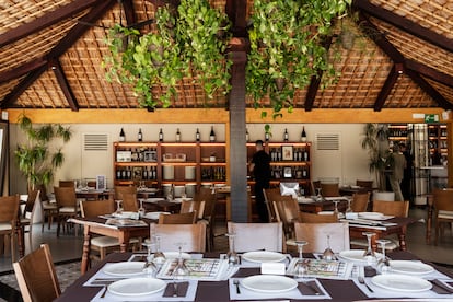 Un chozo tradicional domina la sala del restaurante Las Rejas, en Tarifa.