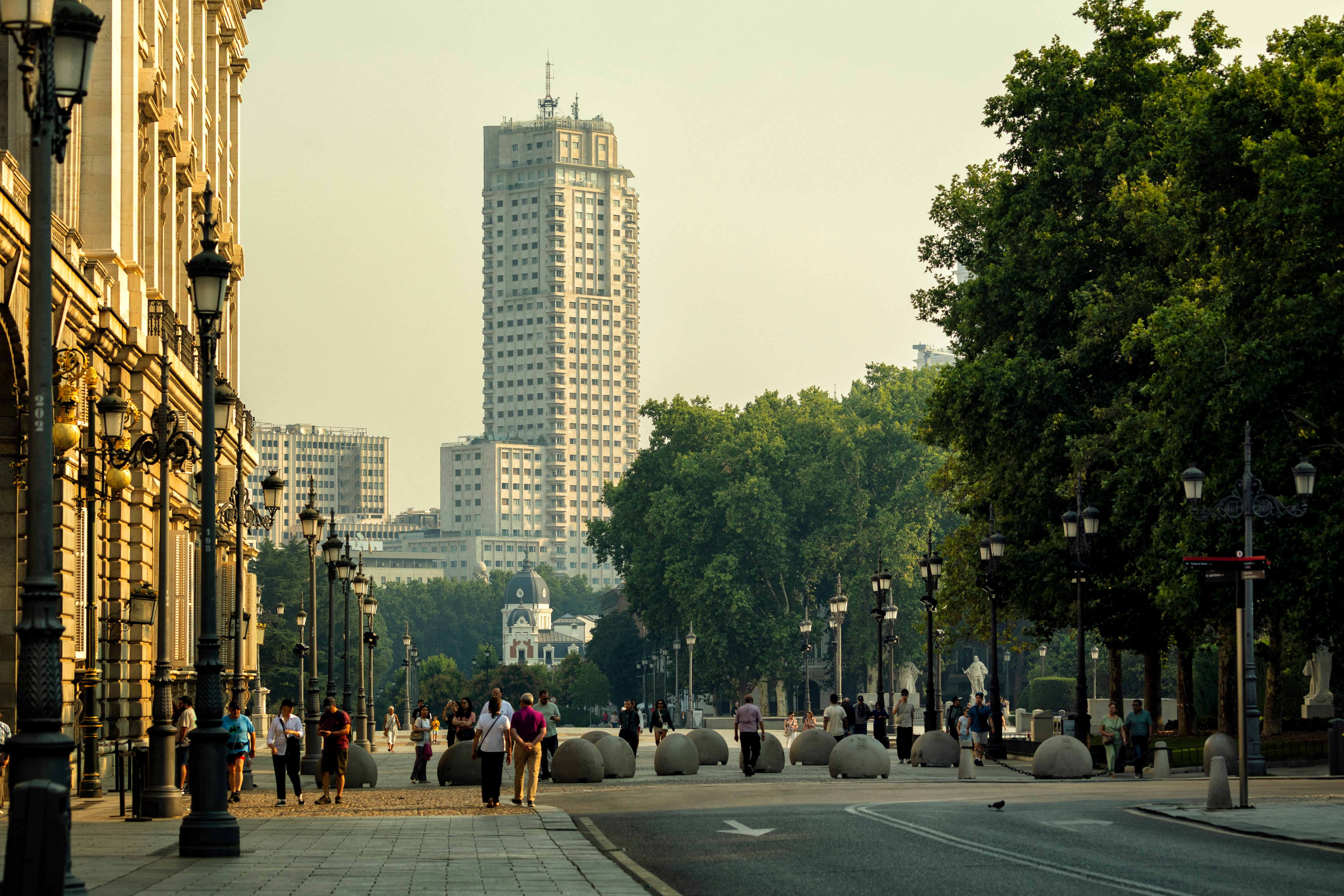 Vistas de Madrid bajo el humo de los incendios en la comunidad desde la calle Bailén y la plaza de Oriente.