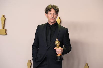 Jonathan Glazer, director de 'La zona de interés', posa con un Oscar, el pasado marzo.