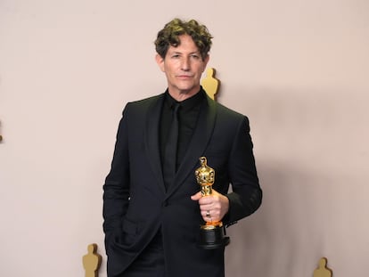 Jonathan Glazer, director de 'La zona de interés', posa con un Oscar, el pasado marzo.