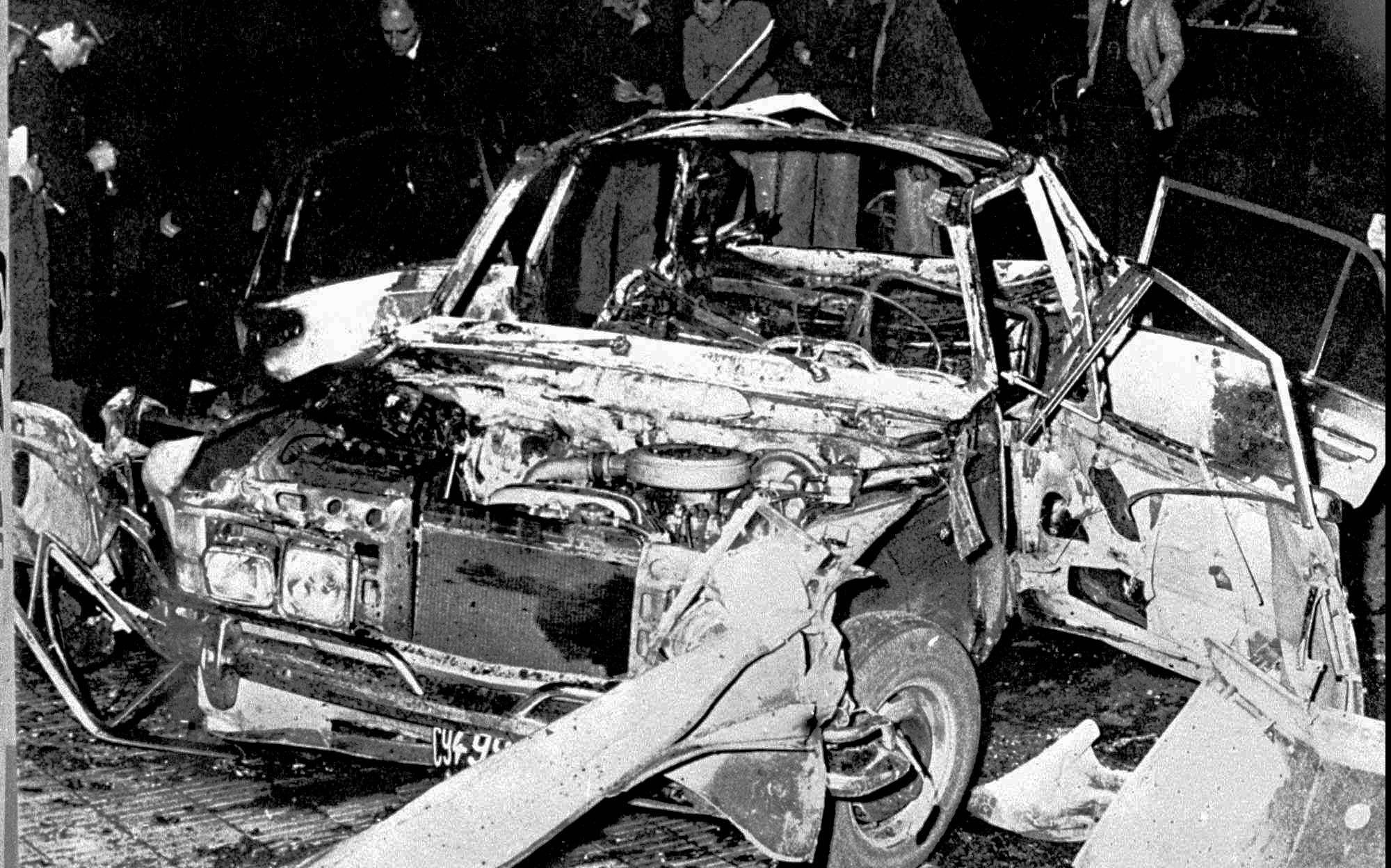 Imagen del 30 de septiembre de 1974 del automóvil que ocupaba el general chileno Carlos Prats, jefe del ejército con Salvador Allende, tras la explosión de una bomba en el atentado que costó la vida al general y su esposa, en Buenos Aires (Argentina) y que fue perpetrado por Michael Townley y Mariana Callejas.