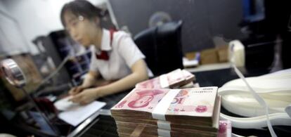 Una empleada en el Banco Comercial de China.