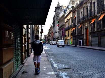 Un hombre pasea por las calles del centro histórico de Ciudad de México.