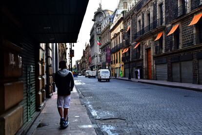 Un hombre pasea por las calles del centro histórico de Ciudad de México.