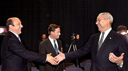 El ministro ruso de Exteriores, Ígor Ivanov (izquierda), saluda, ayer en Reikiavik, al secretario de Estado de EE UU, Colin Powell.