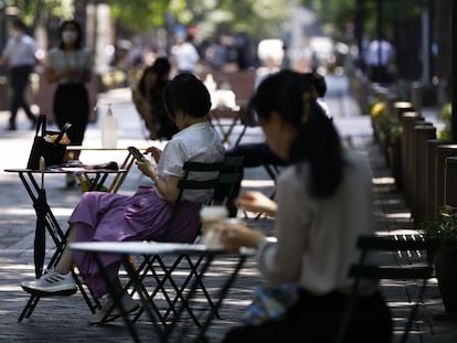 Una mujer consulta su móvil en el centro de Tokio, el pasado 1 de julio.