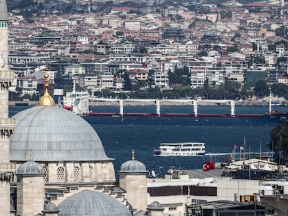 El buque granelero 'Razoni' navegaba a través del estrecho del Bósforo, en Estambul este miércoles.