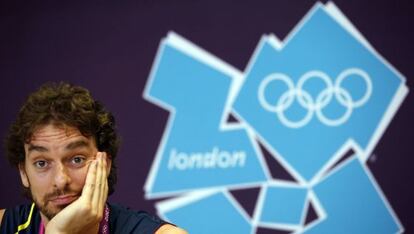 Pau Gasol, durante una conferencia de prensa en Londres. El pívot español, que será el abanderado, tuvo problemas con su acreditación.