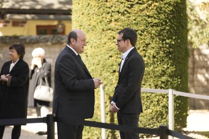 El presidente del PNV, Andoni Ortuzar (izquierda), conversa con el candidato de EH Bildu a lehendakari, Pello Otxandiano, este miércoles frente al palacio de Ajuria Enea en Vitoria, donde se ha instalado la capilla ardiente del lehendakari José Antonio Ardanza, fallecido el lunes.