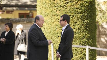 El presidente del PNV, Andoni Ortuzar (izquierda), conversa con el candidato de EH Bildu a lehendakari, Pello Otxandiano, este miércoles frente al palacio de Ajuria Enea en Vitoria, donde se ha instalado la capilla ardiente del lehendakari José Antonio Ardanza, fallecido el lunes.