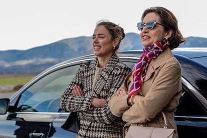 Patricia López Arnaiz y Adriana Ozores, en el rodaje de 'Galgos'.