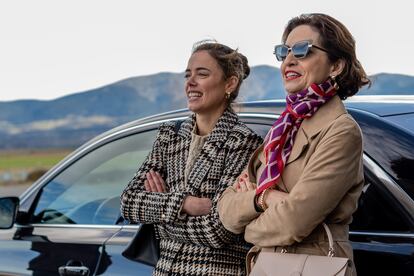 Patricia López Arnaiz y Adriana Ozores, en el rodaje de 'Galgos'.