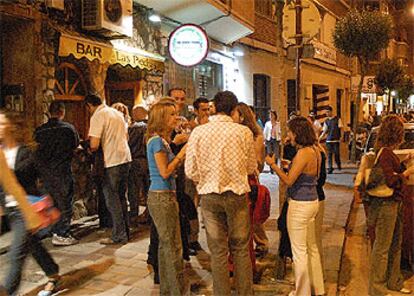 Los jovenes combinan la cola con otras bebidas lo que facilita la introducción de marcas alternativas.
Botellas de la nueva cola catalana.