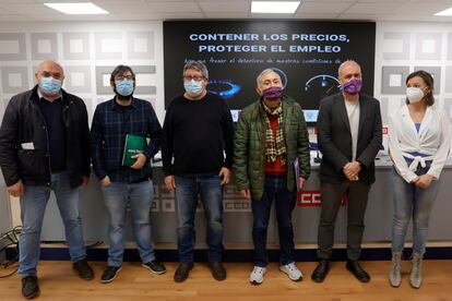 Ignacio Tudela, Julio Molina y Nicolás Rodríguez, representantes de Facua, CEAV y UPTA; y los secretarios generales de UGT, Pepe Álvarez, de CCOO, Unai Sordo, y de Uatae, María José Landaburu, durante la convocatoria de prensa de este miércoles.