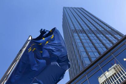 La bandera de la Unión ondea junto a la sede del Banco Central Europeo.