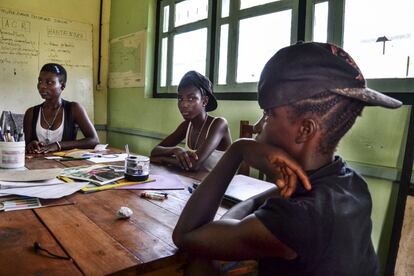 Bouquet, Etoile, Merveille en una sesión sobre educación sexual en el centro cívico de Djoum.