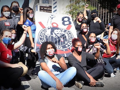 Grupo de torcedoras antifascismo protesta na avenida Paulista.