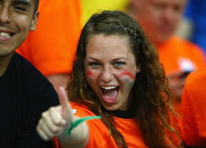 Uma torcedora holandesa no jogo contra a Espanha, em Salvador.