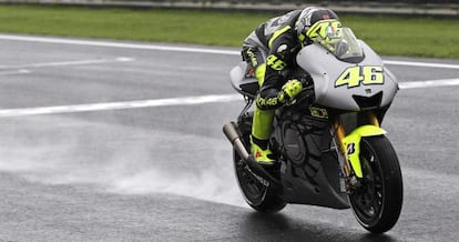 Valentino Rossi, con su nueva Yamaha, en Cheste.