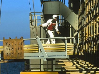 Un trabajador cruza una pasarela en una plataforma petrolífera de Aramco, en el Golfo Pérsico. 