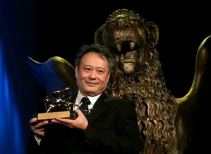 Ang Lee recibe el León de Oro por su película <i>Lust, caution</i>.