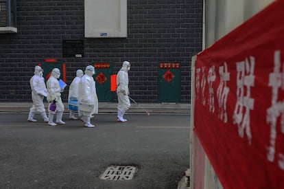 Varios técnicos de laboratorio en Linyi, en la provincia de Shandong, el pasado 10 de febrero.