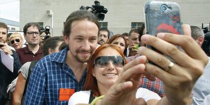 Iglesias se toma una foto en Martorelles (Barcelona).