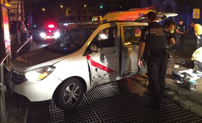 El estado en que ha quedado el taxi tras el impacto con la moto.