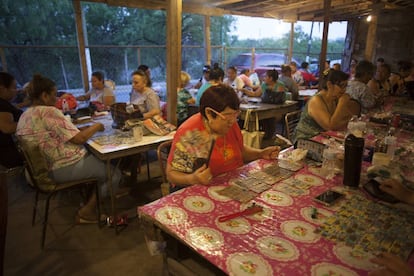 Un grupo de mujeres juegan lotería en Piedras Negras.