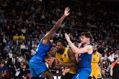 Jalen Reynolds, del Maccabi Tel Aviv, forcejea con Sergi Martinez y Nigel Hayes.