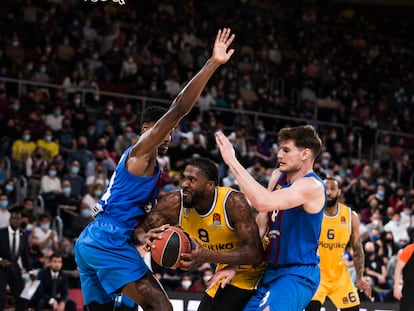 Jalen Reynolds, del Maccabi Tel Aviv, forcejea con Sergi Martinez y Nigel Hayes.