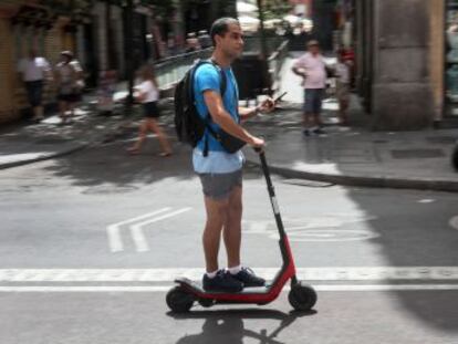 Este vehículo de movilidad personal permite desplazarse sin contaminar pero hay dudas sobre por dónde debe circular y conflictos con los peatones