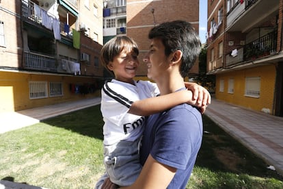 Mohammed viajó unos meses antes que su hermano pequeño y su padre hasta Alemania. Cruzó en una embarcación desde Turquía hasta Italia. "El viaje fue muy duro... muy duro", cuenta. De allí se trasladó a Múnich. "Ahora quiere volver a estudiar y jugar al fútbol", dice. En la imagen, coge en brazos a su hermano Zaid, durante un paseo por Getafe.