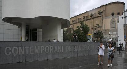 El edificio del Macba y, detrás, la capella del a Misericordia, objeto de polémica.