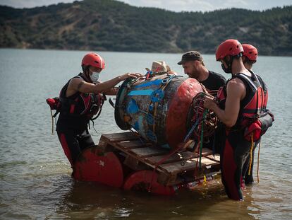 Los bomberos sumergen en el pantano de Lechago la biblioteca del escritor Félix Romeo.