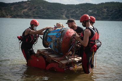 Los bomberos sumergen en el pantano de Lechago la biblioteca del escritor Félix Romeo.