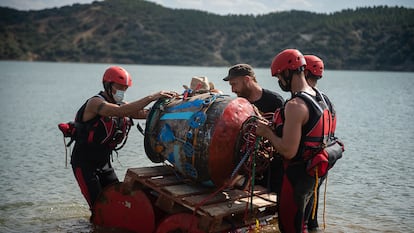 Los bomberos sumergen en el pantano de Lechago la biblioteca del escritor Félix Romeo.