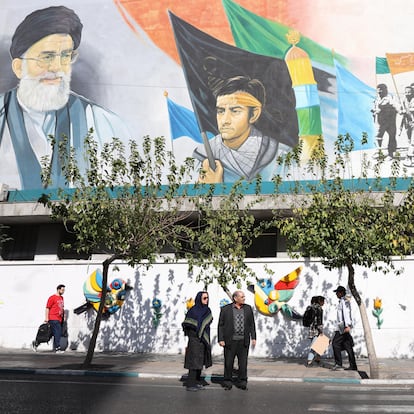 Tehran (Iran(islamic Republic Of)), 26/10/2024.- Iranians walks past a wall painting of Iranian Supreme Leader Ayatollah Ali Khamenei (Top-L) in Tehran, Iran, 26 October 2024. Israel Defense Forces (IDF) spokesman Daniel Hagari confirmed on 26 October that the Israeli Army, Tsahal, conducted precise strikes on military targets in Iran. According to the Iran Air Defense Force, the Israeli attack was successfully countered by the country's integrated air defense system. (Teherán) EFE/EPA/ABEDIN TAHERKENAREH
