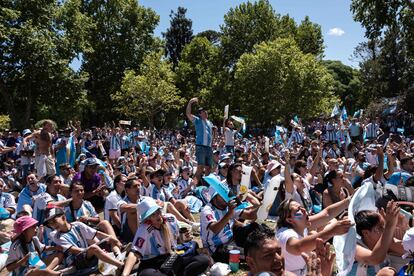 El Parque Centenario se ha convertido en una auténtica fiesta tras el segundo gol de Argentina, anotado por Di María. "Grande, Fideo", gritan los aficionados.