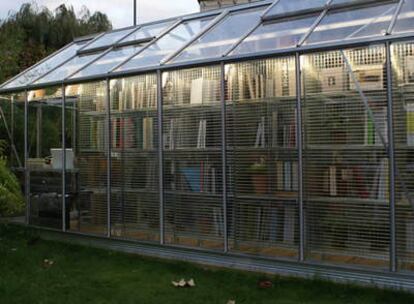 Librería-Invernadero de cristal instalada en un jardín