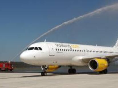 Llegada del avión de la compañía 'Vueling' al aeropuerto de Santiado de Compostela. EFE/Archivo
