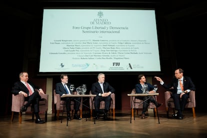 De izquierda a derecha, el expresidente del Gobierno de España Mariano Rajoy; el ex presidente de Colombia Iván Duque; el ex presidente de Uruguay Luis Lacalle y el ex presidente de Bolivia Jorge Tuto, intervienen en una mesa redonda en el Foro Grupo Libertad y Democracia, este miércoles en Madrid.