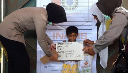 Anwar Sah, un niño de tres años de la etnia rohingya, durante el proceso de identificación de inmigrantes en el puerto pesquero de Kuala Langsa, Indonesia.