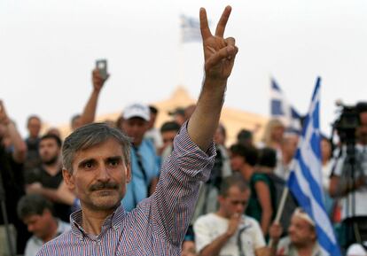 El ultraderechista Frente Nacional (FN) y los partidos a la izquierda del Partido Socialista (PS) francés manifestaron hoy su satisfacción por el triunfo del "no" en el referéndum griego, mientras las autoridades mantenían silencio en espera de una concertación con Alemania. En la imagen, ciudadanos griegos celebran el triunfo del 'no' tras el referéndum.