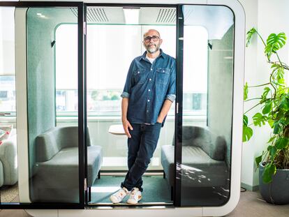 El novelista y guionista Miguel Sáez Carral, en la sede de Netflix en Madrid.