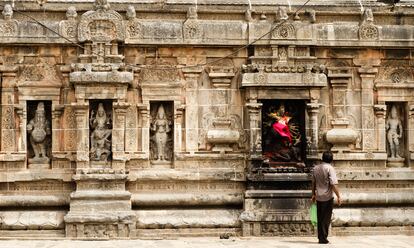 Interior del templo hindú Airavatesvara ubicado en la ciudad de Darasuram, cerca de Kumbakonam, en el estado de Tamil Nadu, en el sur de la India.  