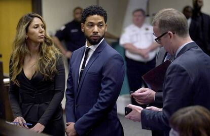 El actor Jussie Smollet acompañado de su abogada Tina Glandian en un tribunal de Chicago.