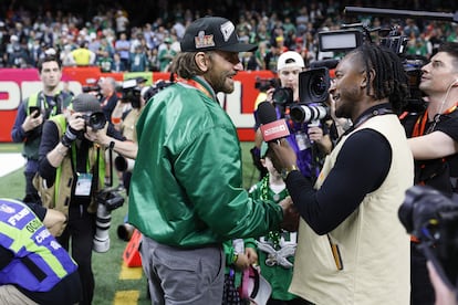 El actor Bradley Cooper atendiendo a los medios desde el césped tras la victoria de su equipo, los Philadelphia Eagles, en la final de la Super Bowl.